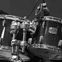 Technik fürs Tonstudio: Eng mikrofoniert zeigen sich die Tom-Toms des Drumsets samt verchromter Hardware in kühlem Schwarzweiß. - Foto: THN