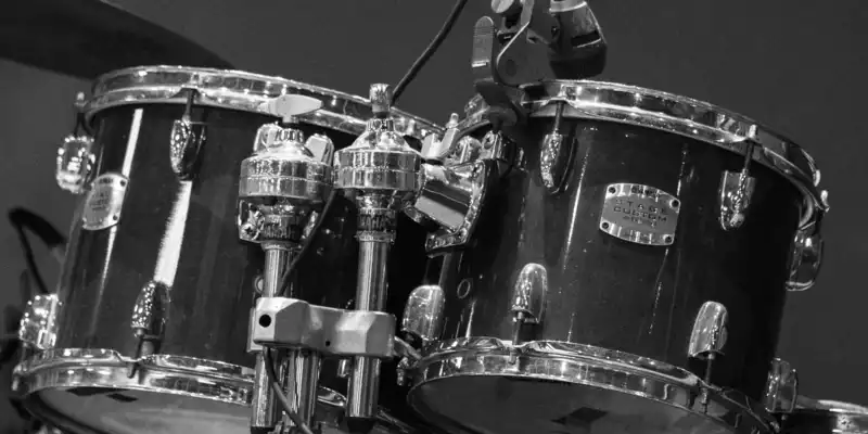 Technik fürs Tonstudio: Eng mikrofoniert zeigen sich die Tom-Toms des Drumsets samt verchromter Hardware in kühlem Schwarzweiß. - Foto: THN