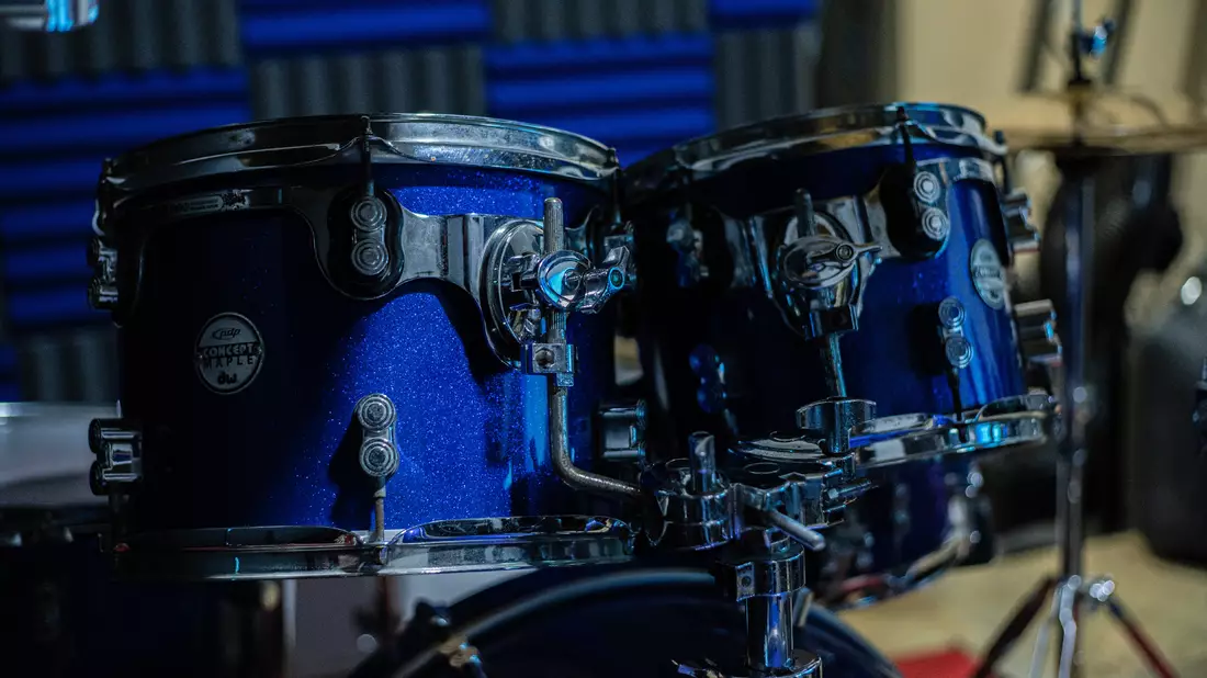 Blau glitzerndes Schlagzeug mit Tom-Toms vor Akustikschaumstoff im Tonstudio