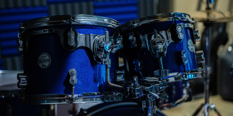 Funkelnder Blickfang: Das blau glitzernde Drumset mit seinen Tom-Toms steht vor schalldämmenden Schaumstoffplatten im Studio. - Foto: THN