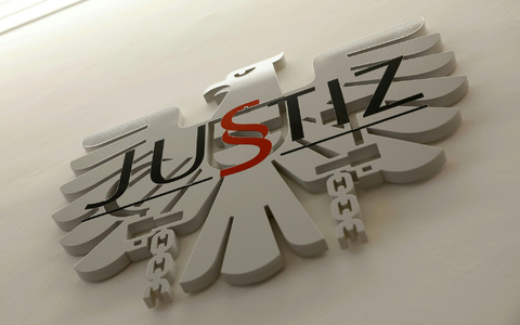 Die Angeklagten wurden aus Mangel an Beweisen freigesprochen. - Foto: Erwin Scheriau/APA/dpa