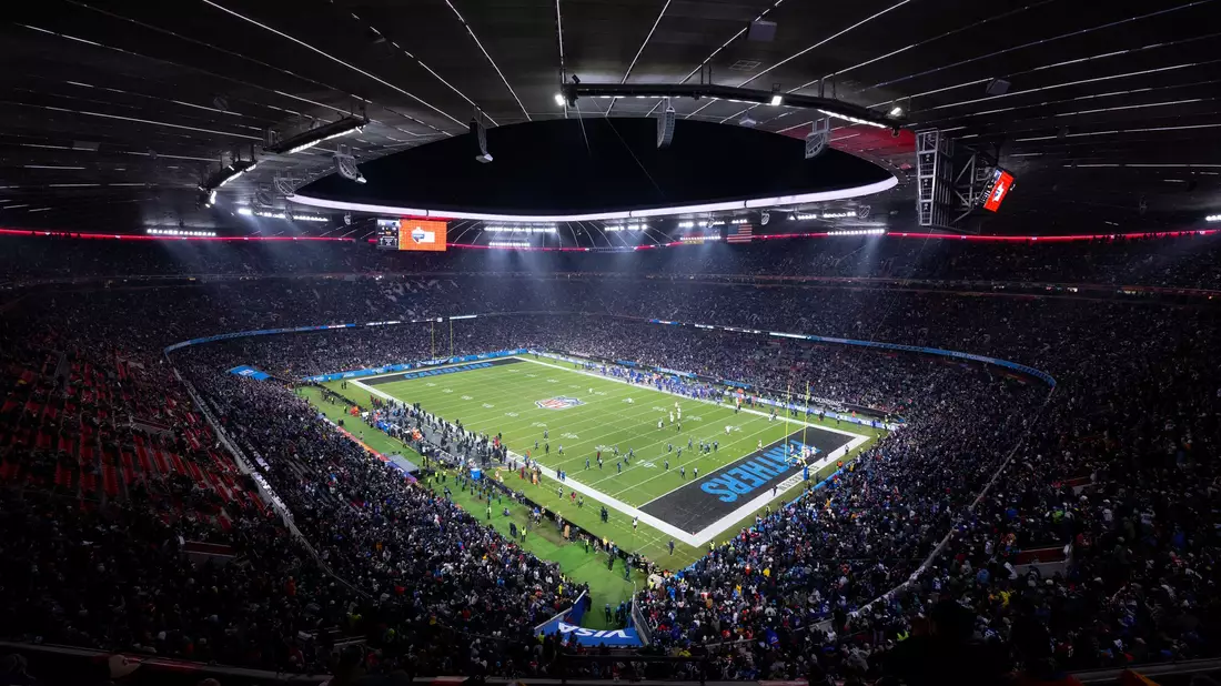Die NFL kehrt 2026 wieder mit einem Gastspiel in die Münchner Allianz Arena zurück. (Archivbild) - Bild: Sven Hoppe/dpa