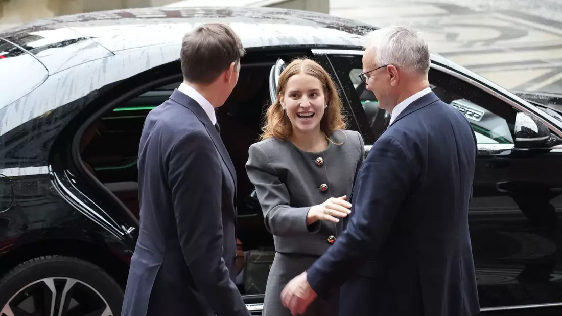 Ana Corina Sosa, die Tochter der Friedensnobelpreisträgerin María Corina Machado, bei ihrer Ankunft vor dem Osloer Rathaus. - Bild: Gorm Kallestad/NTB Scanpix/AP/dpa