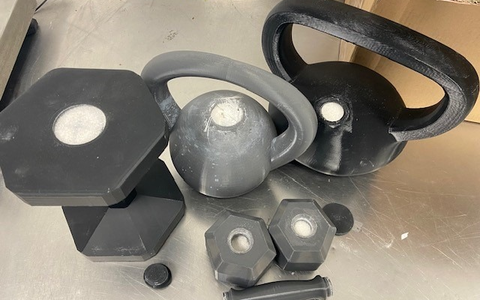 HZA-K: ZOLL: Schmuggelversuche im großen Stil in der Nikolausnacht am Kölner Flughafen / Fast 100 Kilogramm Drogen, 6.400 unversteuerte Zigaretten und Luxusgüter sichergestellt - Foto: presseportal.de