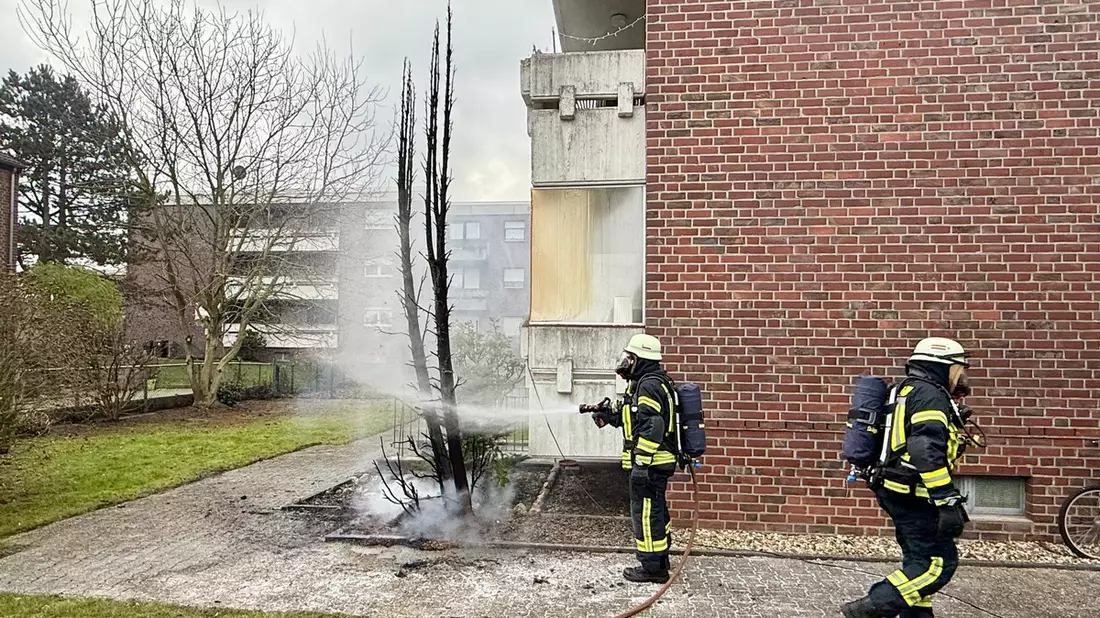 FFW Schwalmtal: Brennender Baum an Mehrfamilienhaus löst Feuerwehreinsatz aus - Bild: presseportal.de