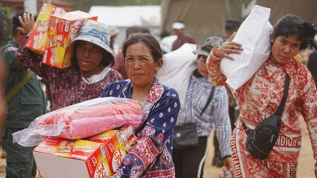 Evakuierte haben in der Provinz Oddar Meanchey im Norden Kambodschas Lebensmittel erhalten. - Bild: Heng Sinith/AP/dpa