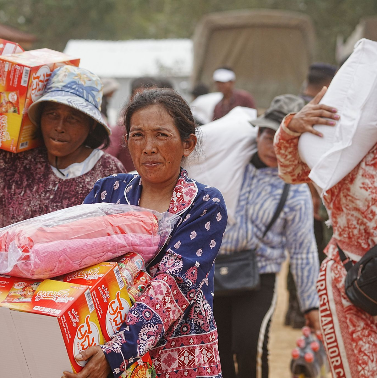 Evakuierte haben in der Provinz Oddar Meanchey im Norden Kambodschas Lebensmittel erhalten. - Foto: Heng Sinith/AP/dpa