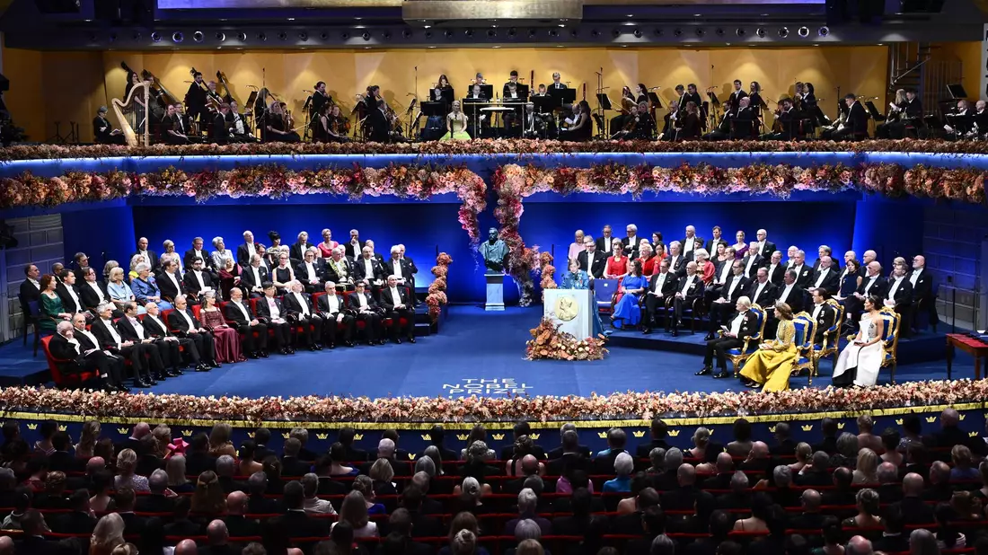 Auch Literaturnobelpreisträger László Krasznahorkai (links) erhielt in Stockholm seine Nobelmedaille aus den Händen von König Carl Gustaf.  - Bild: Anders Wiklund/TT News Agency/AP/dpa
