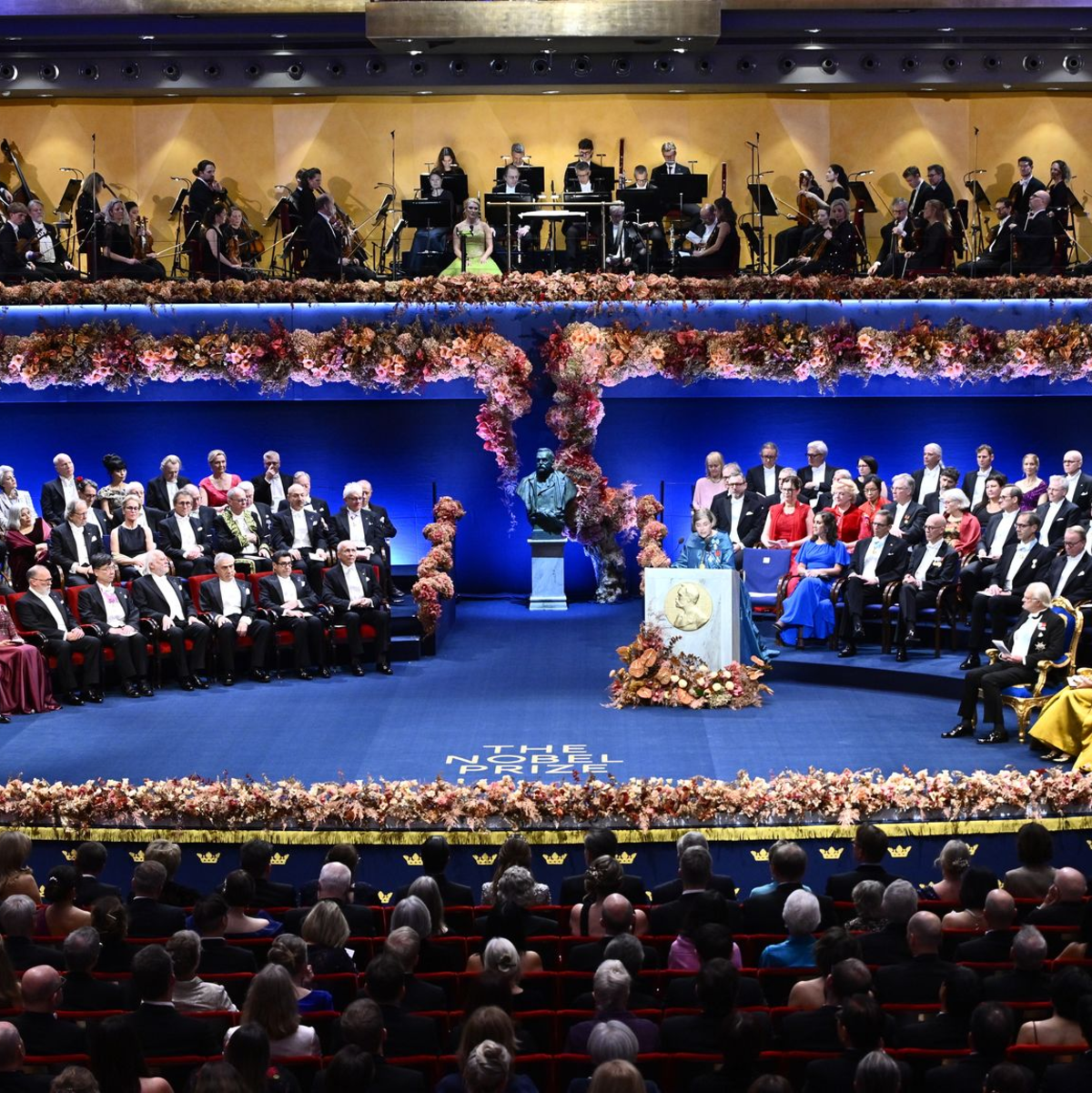 Auch Literaturnobelpreisträger László Krasznahorkai (links) erhielt in Stockholm seine Nobelmedaille aus den Händen von König Carl Gustaf.  - Foto: Anders Wiklund/TT News Agency/AP/dpa