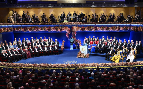 König Carl Gustaf zeichnete unter anderem John Martinis, einen der Physik-Nobelpreisträger, aus. - Foto: Anders Wiklund/TT News Agency/AP/dpa