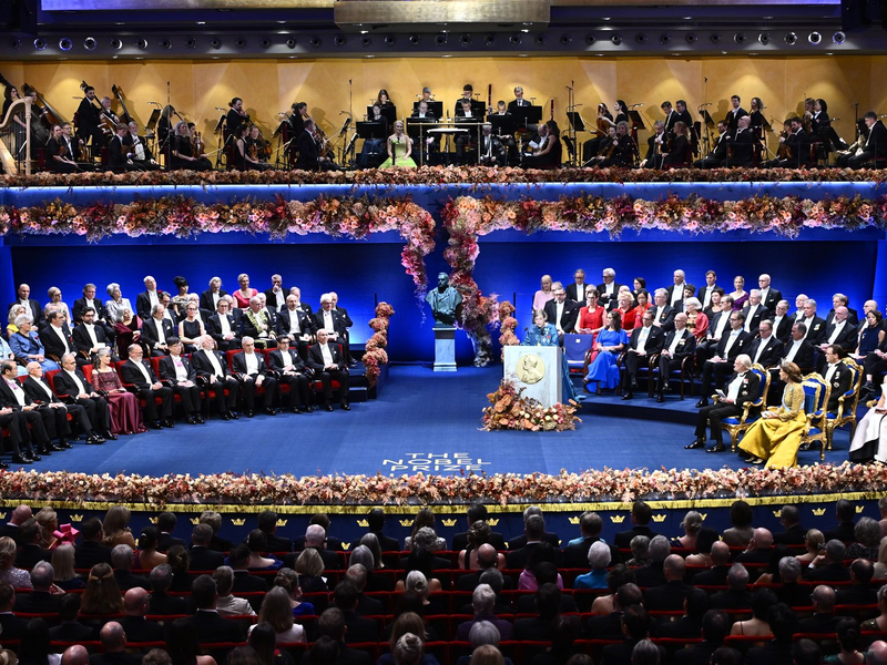 König Carl Gustaf zeichnete unter anderem John Martinis, einen der Physik-Nobelpreisträger, aus. - Foto: Anders Wiklund/TT News Agency/AP/dpa