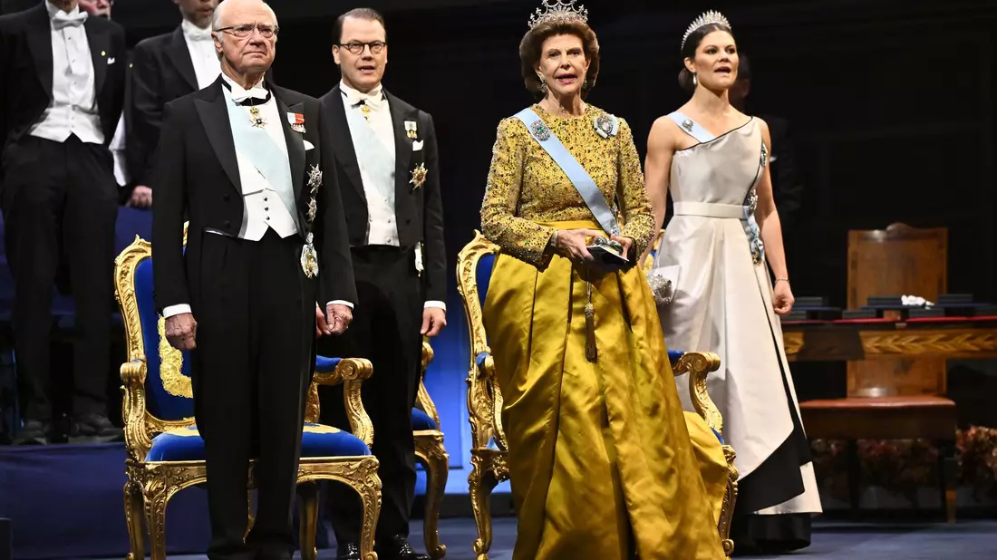 Dürfen bei der Zeremonie nicht fehlen (von links): Schwedens König Carl XVI. Gustaf, Prinz Daniel, Königin Silvia und Kronprinzessin Victoria. - Bild: Henrik Montgomery/TT News Agency/AP/dpa