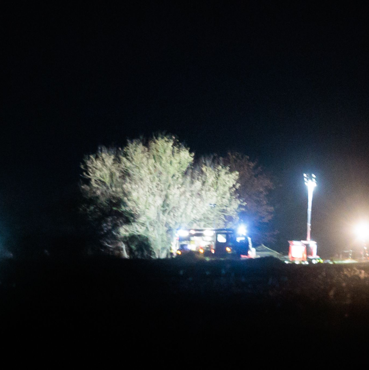 Der Einsatz in Zehnebeck dürfte noch stundenlang dauern. - Foto: Carsten Koall/dpa