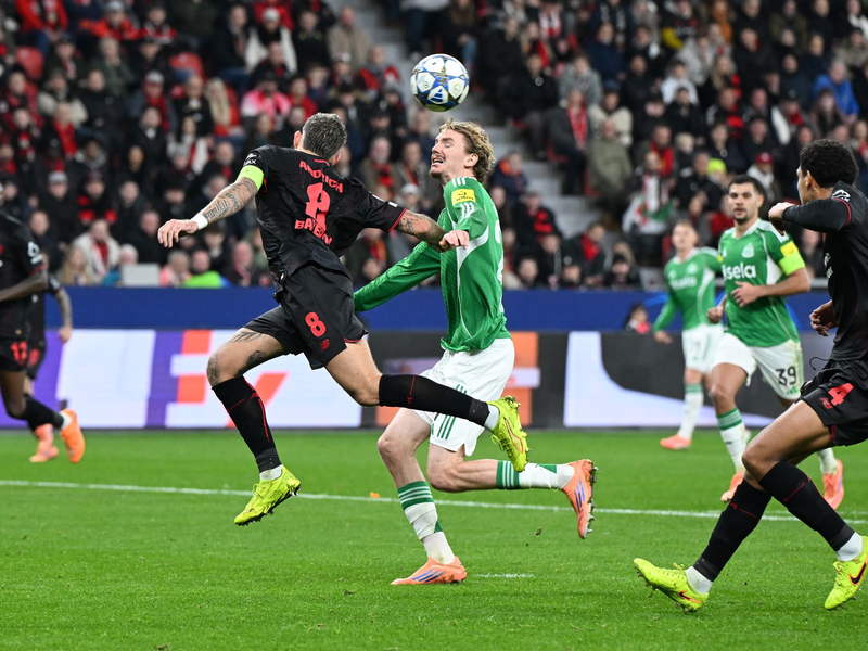 Nationalstürmer Nick Woltemade (r) spielte erstmals seit seinem Wechsel nach Newcastle wieder gegen einen Bundesliga-Club.  - Foto: Federico Gambarini/dpa