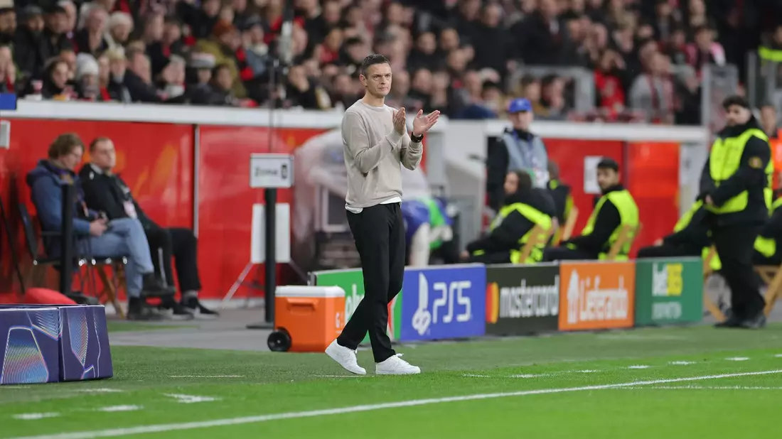 Stand anstelle von Kasper Hjulmand an der Seitenlinie: Leverkusens Co-Trainer Rogier Meijer. - Bild: Rolf Vennenbernd/dpa