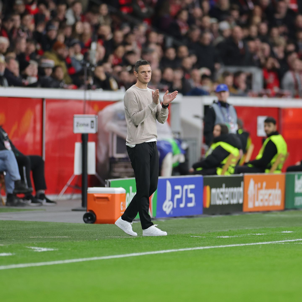 Stand anstelle von Kasper Hjulmand an der Seitenlinie: Leverkusens Co-Trainer Rogier Meijer. - Foto: Rolf Vennenbernd/dpa