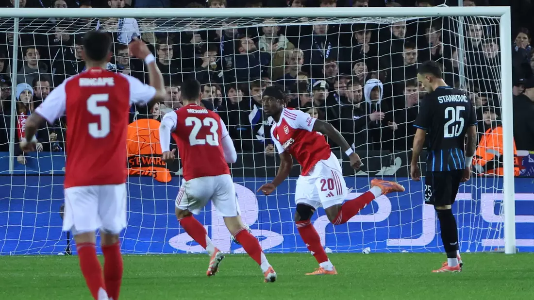 Arsenals Noni Madueke (2. v.r.) traf beim klaren Auswärtssieg beim FC Brügge doppelt. - Bild: Omar Havana/AP/dpa