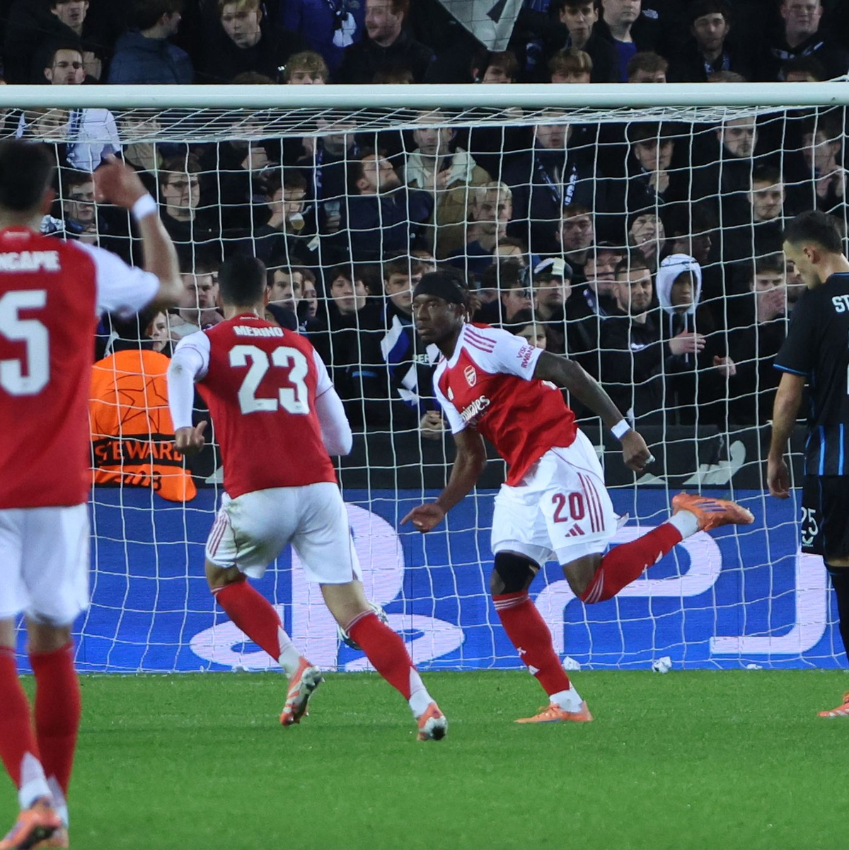 Arsenals Noni Madueke (2. v.r.) traf beim klaren Auswärtssieg beim FC Brügge doppelt. - Foto: Omar Havana/AP/dpa