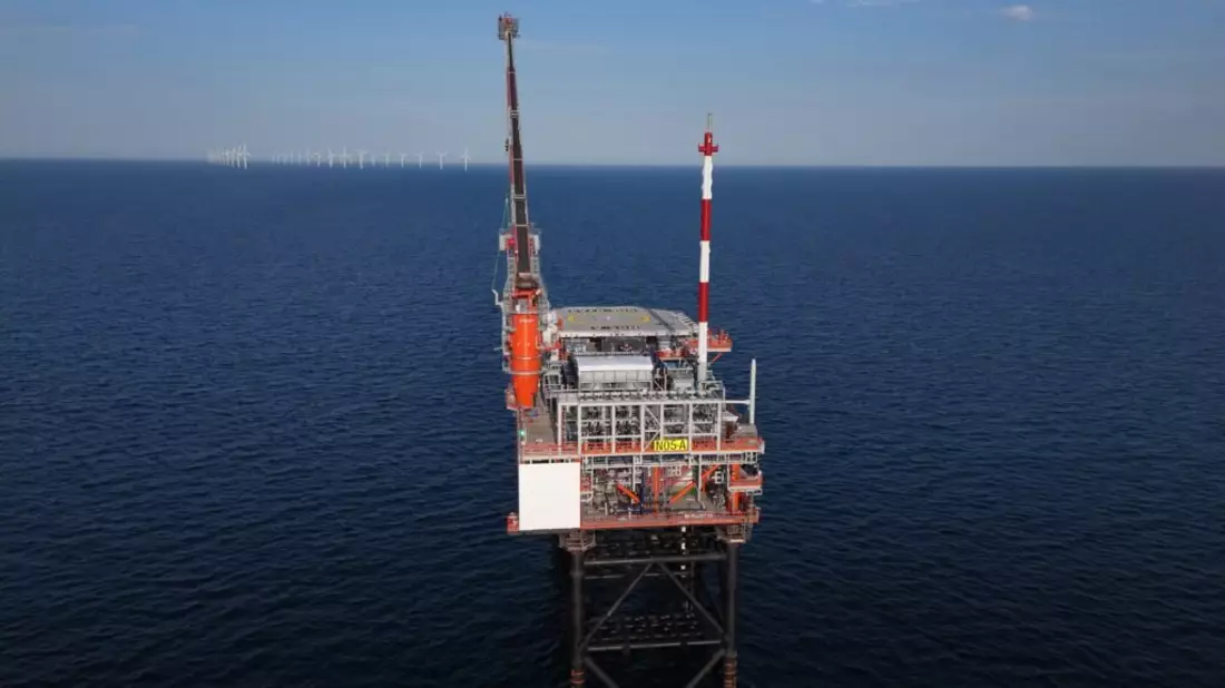 N05-A wird als erste Gasplattform in der Nordsee mit Offshore-Windenergie betrieben - Bild: presseportal.de