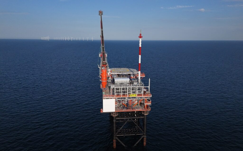 N05-A wird als erste Gasplattform in der Nordsee mit Offshore-Windenergie betrieben - Foto: presseportal.de