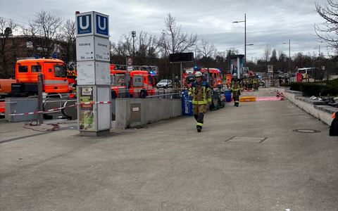 FW Stuttgart: Säure-Graffiti an der Stadtbahnhaltestelle Killesberg führen zu Feuerwehreinsatz - Foto: presseportal.de