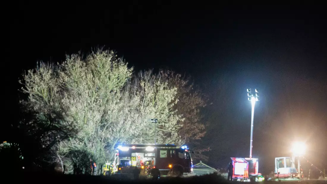 Die Feuerwehr war bis in die Nacht im Einsatz. - Bild: Carsten Koall/dpa