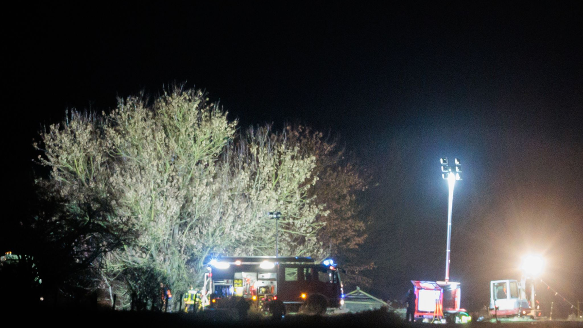 Die Feuerwehr war bis in die Nacht im Einsatz. - Foto: Carsten Koall/dpa