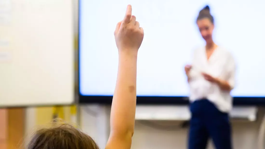 Fast die Hälfte aller öffentlichen Bildungsausgaben flossen 2024 an Schulen. (Symbolbild) - Bild: Julian Stratenschulte/dpa