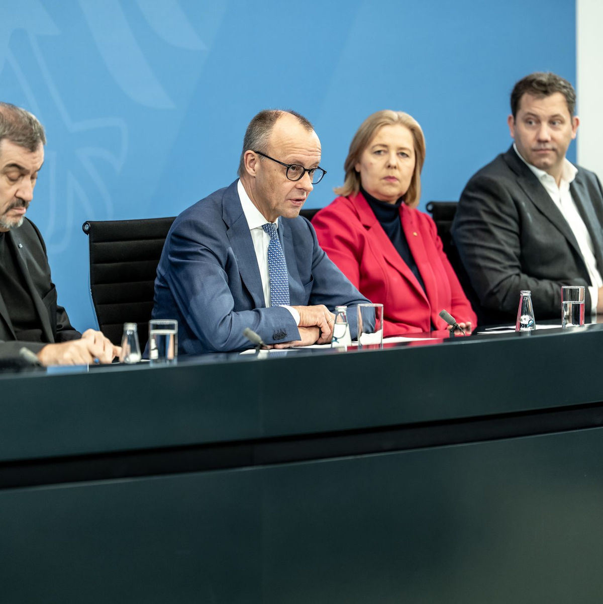 Nach nächtlichen Beratungen stellen die Koalitionsspitzen die Resultate vor.  - Foto: Michael Kappeler/dpa