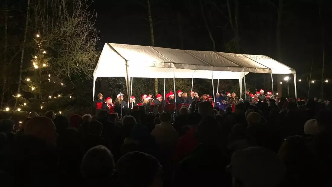 FW Norderstedt: Besinnliche Stunde - Die Freiwillige Feuerwehr Garstedt lädt zur Waldweihnacht ein. - Bild: presseportal.de