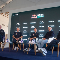 Teamchef Ralph Denk (l.) verbindet große Hoffnungen mit Florian Lipowitz. - Foto: Clara Margais/dpa