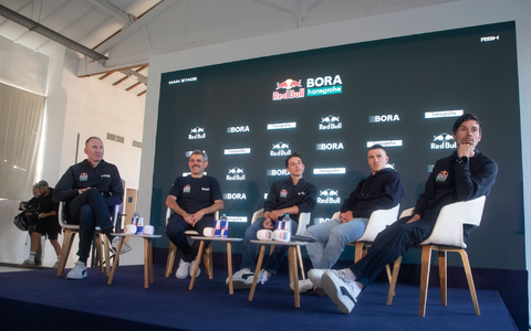 Teamchef Ralph Denk (l.) verbindet große Hoffnungen mit Florian Lipowitz. - Foto: Clara Margais/dpa
