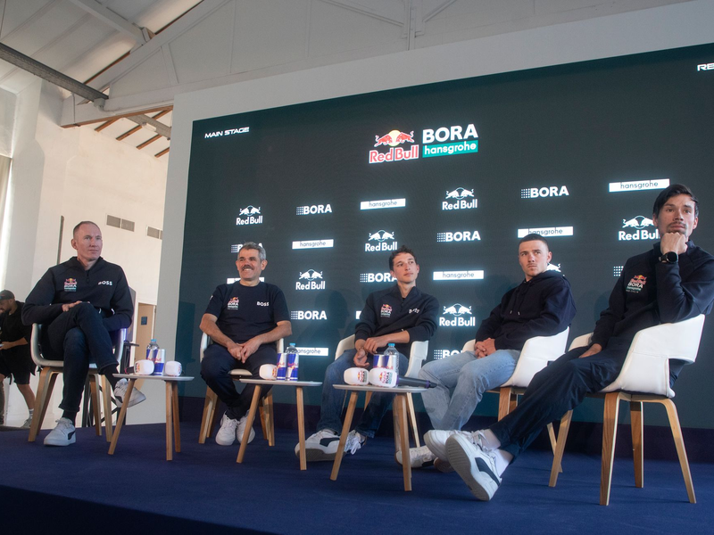 Teamchef Ralph Denk (l.) verbindet große Hoffnungen mit Florian Lipowitz. - Foto: Clara Margais/dpa