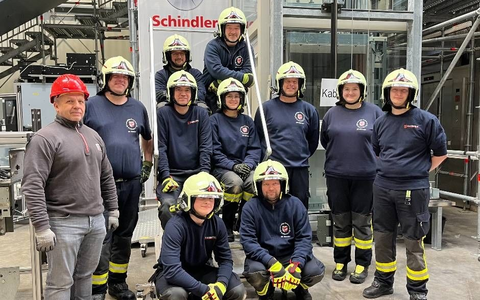 Gemeinsam für Sicherheit: Schindler Deutschland schult Freiwillige Feuerwehren im Umgang mit Aufzügen - Foto: presseportal.de