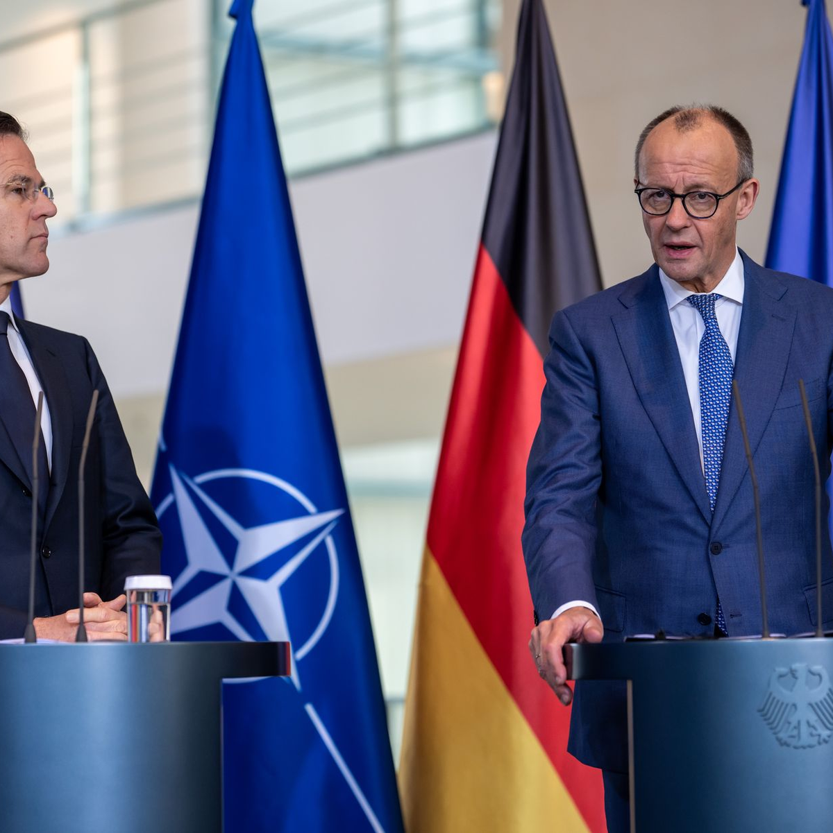 Kanzler Merz und Nato-Generalsekretär Rutte treten gemeinsam vor die Presse. - Foto: Michael Kappeler/dpa