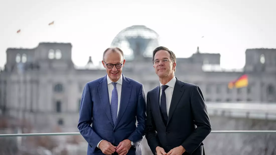 Kanzler Merz und Nato-Generalsekretär Rutte führten ein Gespräch unter vier Augen. - Bild: Kay Nietfeld/dpa