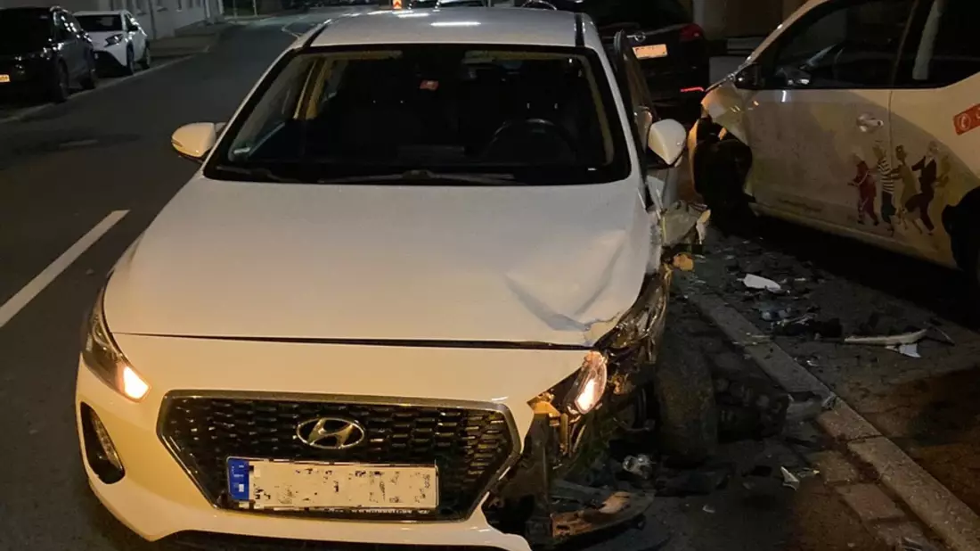POL-ME: Hoher Sachschaden - Hyundai kollidiert mit vier geparkten Autos - 2512047 - Bild: presseportal.de