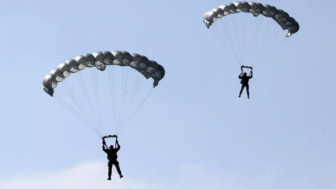 Schockierende Augenblicke erlebte eine Gruppe von Fallschirmspringern in Australien, doch am Ende ging alles glimpflich aus. (Symbolbild) - Bild: Bernd Wüstneck/dpa-Zentralbild/dpa