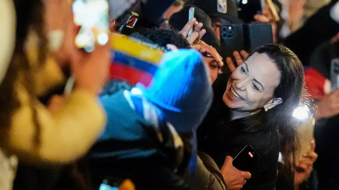 Machado in der Nacht auf dem Hotelbalkon im Zentrum von Oslo. - Bild: Lise Åserud/NTB Scanpix/AP/dpa