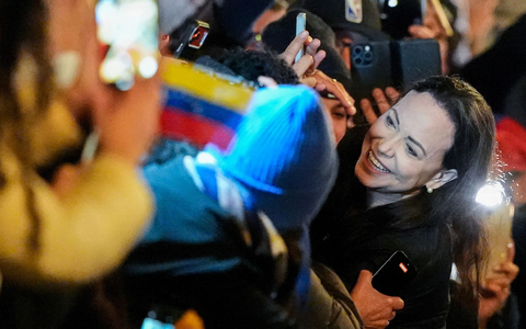 Machado in der Nacht auf dem Hotelbalkon im Zentrum von Oslo. - Foto: Lise Åserud/NTB Scanpix/AP/dpa