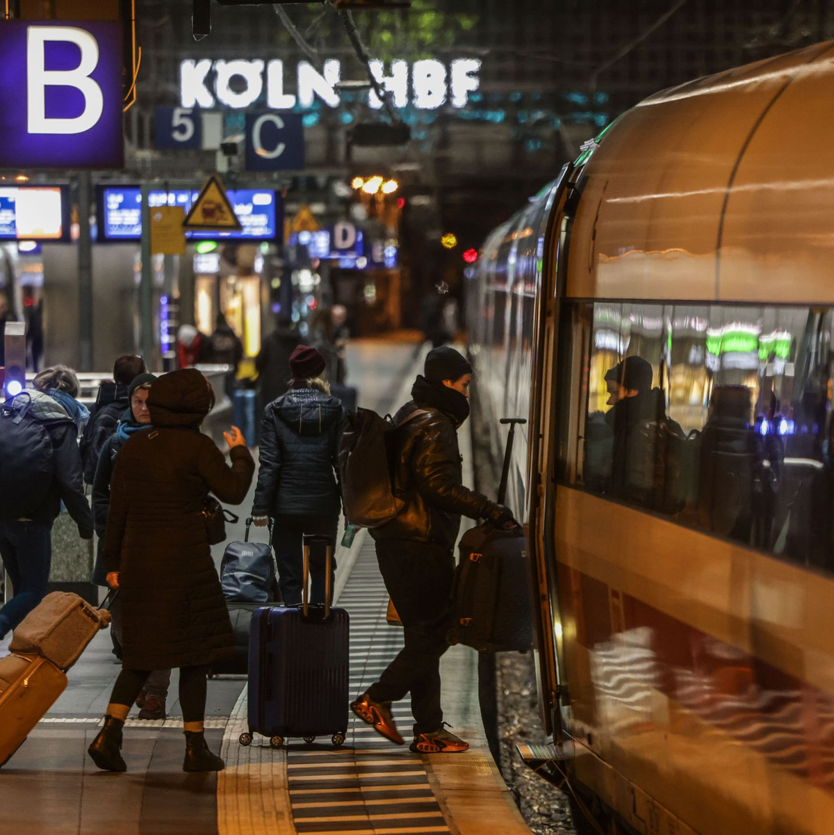 Bahnchefin Evelyn Palla will im Fernverkehr im kommenden Jahr eine Pünktlichkeit von mindestens 60 Prozent erreichen. (Archivbild) - Foto: Oliver Berg/dpa