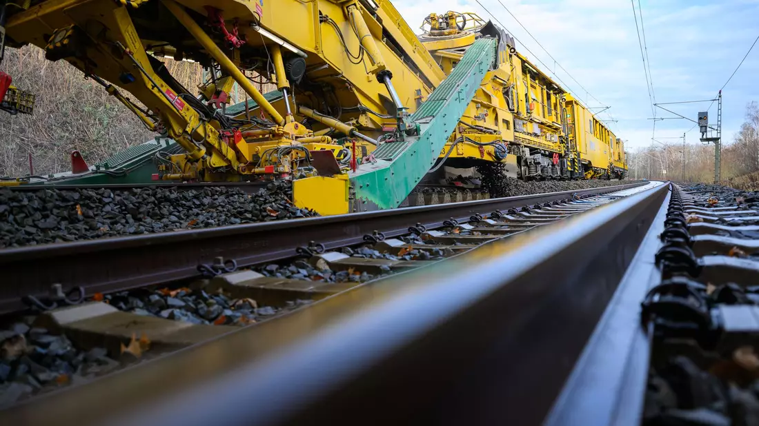 23 Milliarden Euro für die Modernisierung des Schienennetzes: «Mehr als die Hälfte des Geldes fließt in das Bestandsnetz.» (Archivbild) - Bild: Hendrik Schmidt/dpa