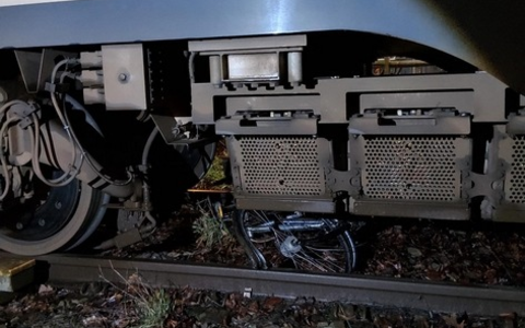 BPOL-FL: Zug überfährt im Gleis liegendes Fahrrad - Polizeieinsatz und Zugverspätungen - Foto: presseportal.de