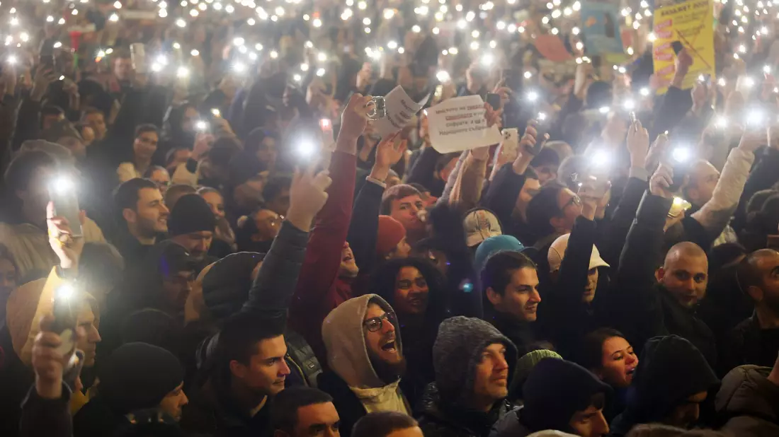 Zehntausende Menschen forderten den Rücktritt der prowestlichen Regierung in Bulgarien. Die Protestwelle in dem EU-Land begann mit Demonstrationen gegen den Haushaltsentwurf für 2026. - Bild: Valentina Petrova/AP/dpa