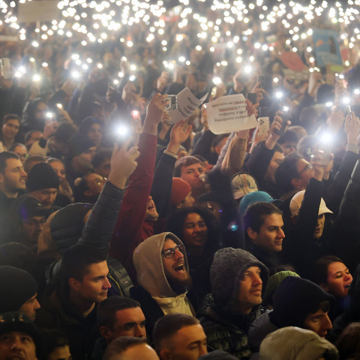 Zehntausende Menschen forderten den Rücktritt der prowestlichen Regierung in Bulgarien. Die Protestwelle in dem EU-Land begann mit Demonstrationen gegen den Haushaltsentwurf für 2026. - Foto: Valentina Petrova/AP/dpa
