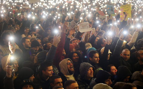Zehntausende Menschen forderten den Rücktritt der prowestlichen Regierung in Bulgarien. Die Protestwelle in dem EU-Land begann mit Demonstrationen gegen den Haushaltsentwurf für 2026. - Foto: Valentina Petrova/AP/dpa