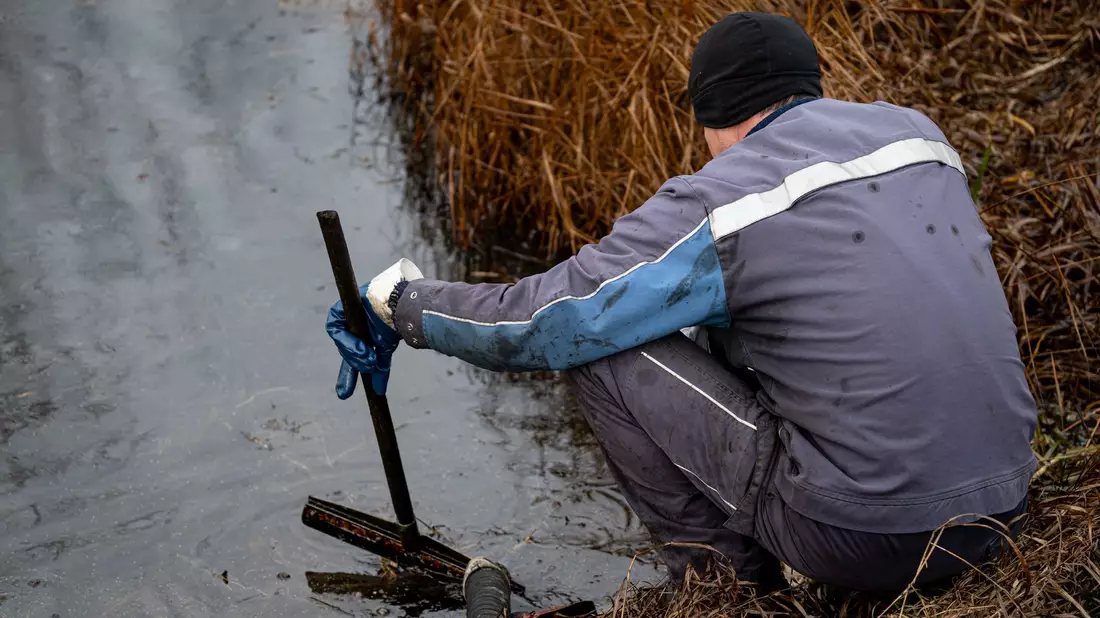 Die Pipeline von Rostock nach Schwedt ist nach dem Austritt von Öl aus einem Leck wieder in Betrieb. (Archivbild) - Bild: Fabian Sommer/dpa