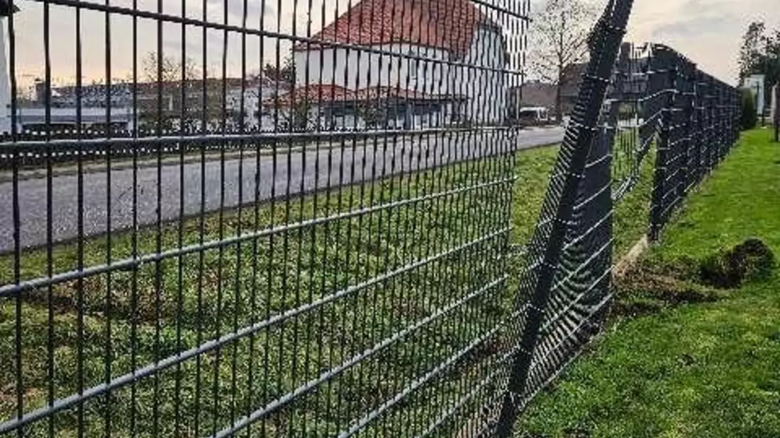 POL-GÖ: (404/2025) Hoher Sachschaden an Gewerbezaun: Ermittlungen wegen Unfallflucht in Lutterberg - Bild: presseportal.de