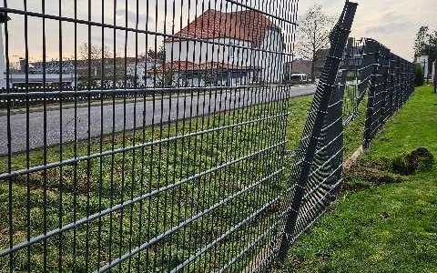 POL-GÖ: (404/2025) Hoher Sachschaden an Gewerbezaun: Ermittlungen wegen Unfallflucht in Lutterberg - Foto: presseportal.de