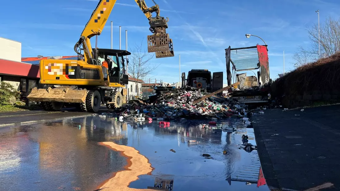 FW Bad Honnef: LKW-Brand sorgt für neunstündigen Feuerwehreinsatz - Bild: presseportal.de